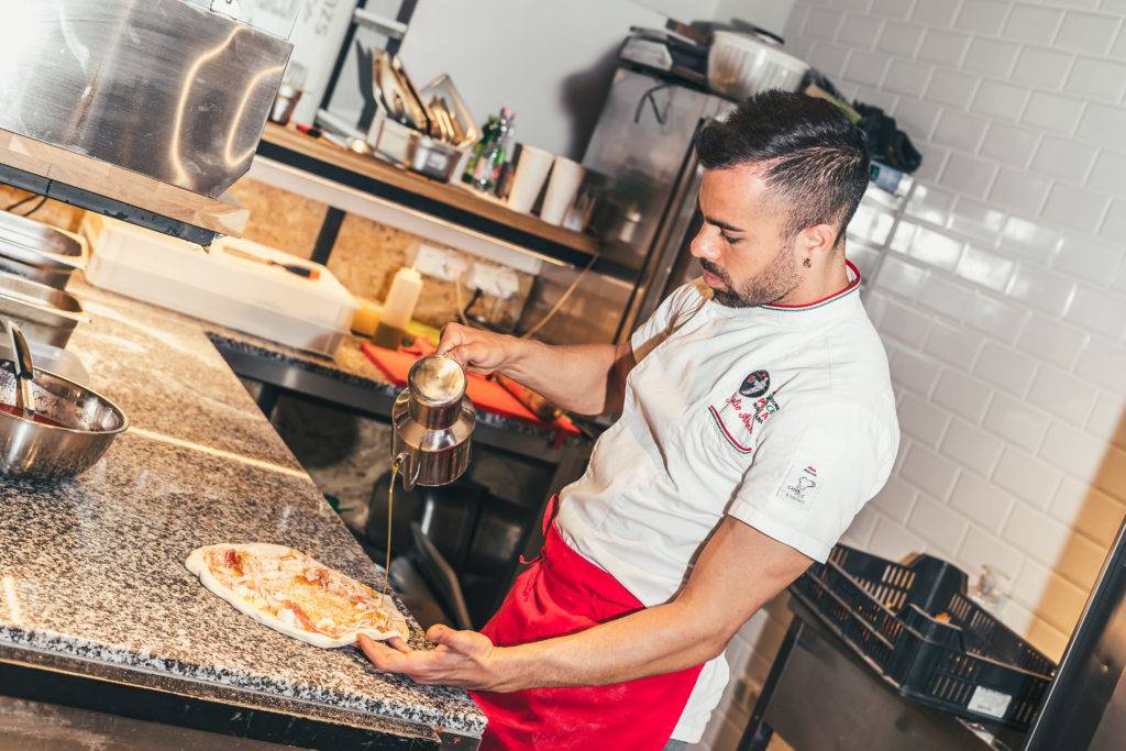 Eredeti nápolyi pizza készítés közben