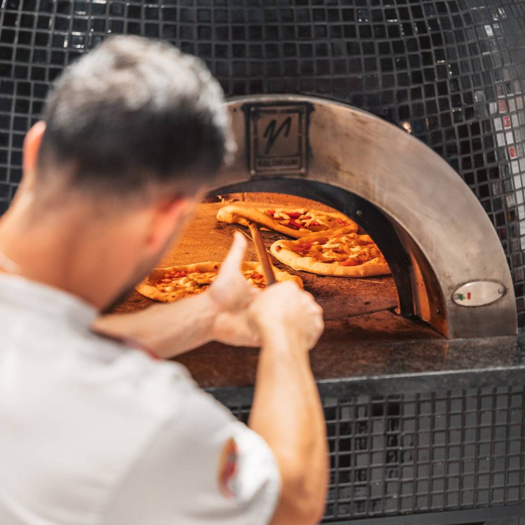 Eredeti nápolyi pizza sütés közben