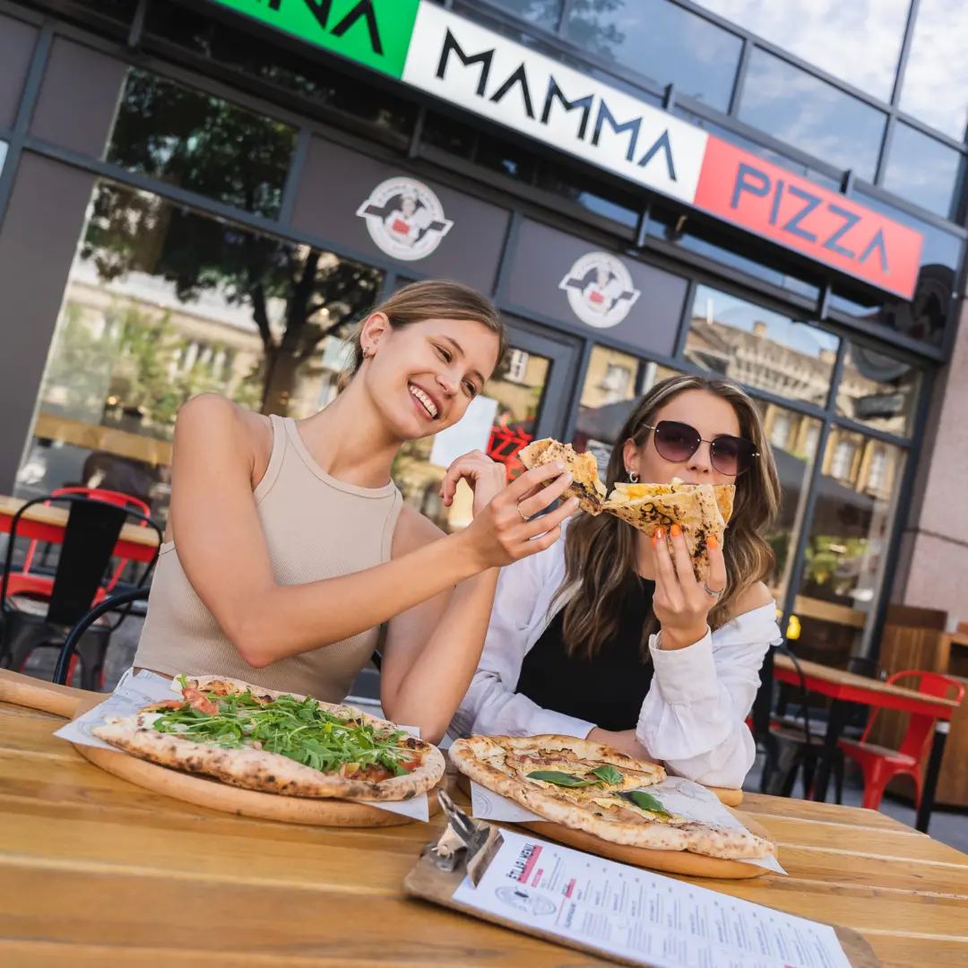 Baráti pizzázás a Donna Mamma pizzéria előtt