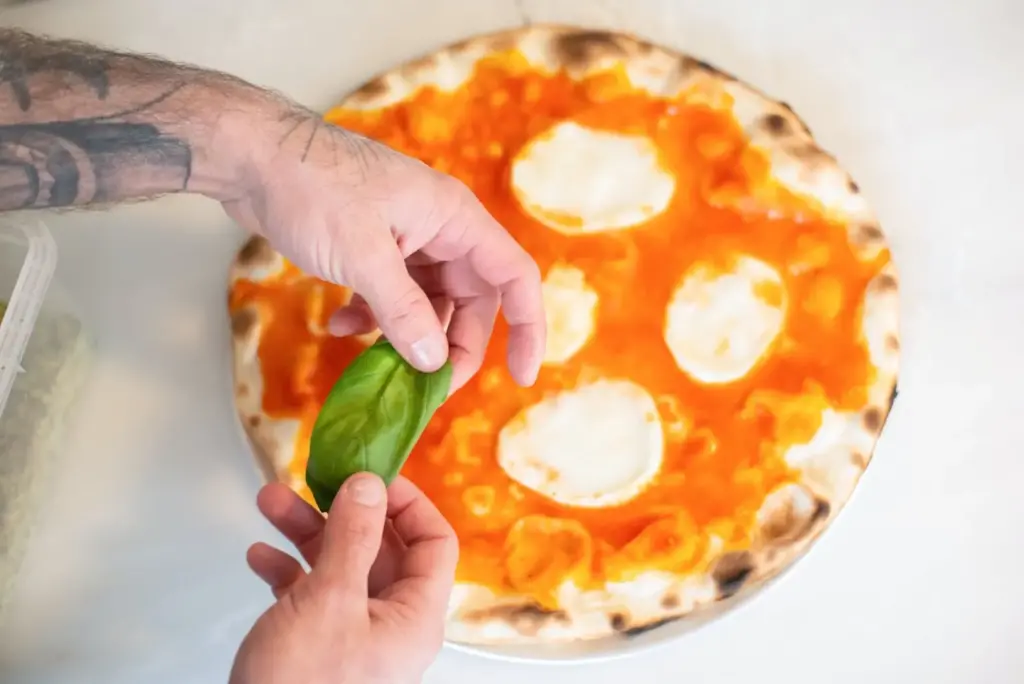 autentikus olasz pizza díszítése